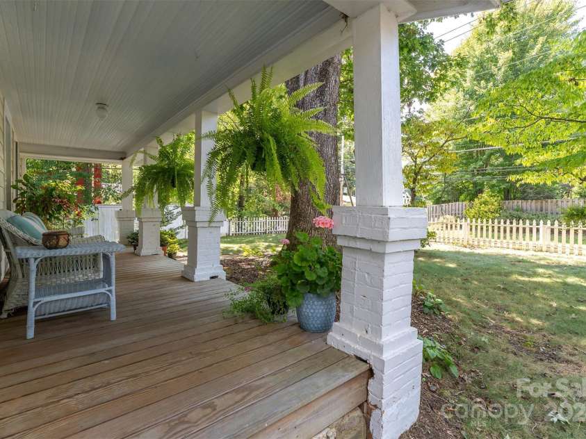 404 Montreat Road, Black Mountain, NC 28711.  MLS# CAR4176607, YatesRealty ID 14352. 