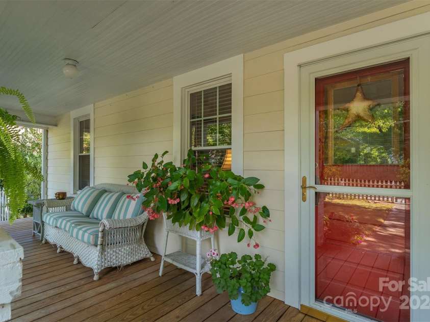 404 Montreat Road, Black Mountain, NC 28711.  MLS# CAR4176607, YatesRealty ID 14352. 