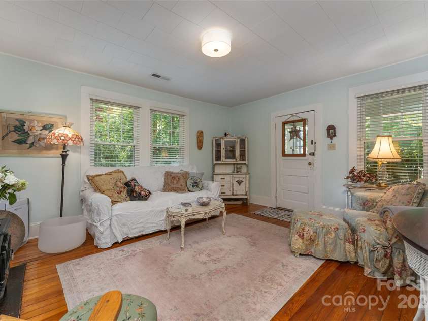 404 Montreat Road, Black Mountain, NC 28711.  MLS# CAR4176607, YatesRealty ID 14352. 