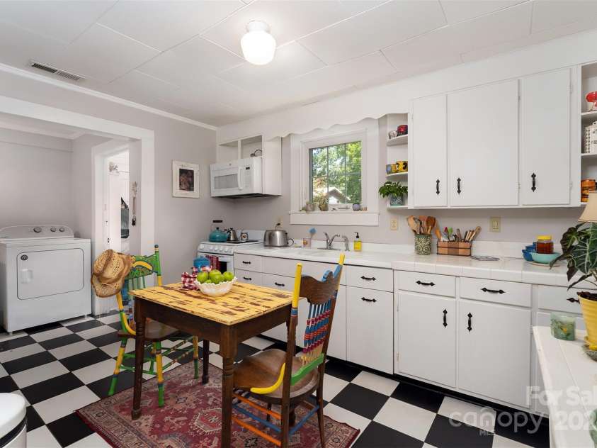404 Montreat Road, Black Mountain, NC 28711.  MLS# CAR4176607, YatesRealty ID 14352. 