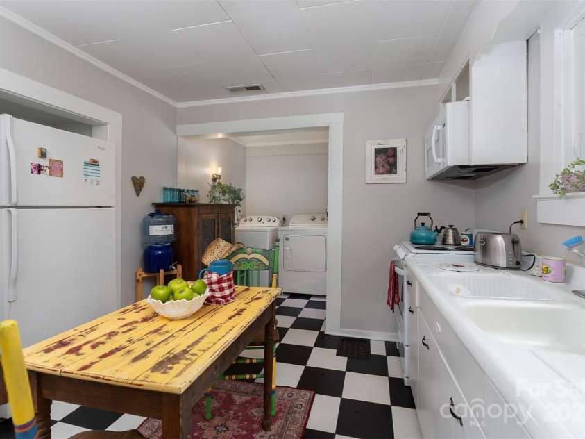 404 Montreat Road, Black Mountain, NC 28711.  MLS# CAR4176607, YatesRealty ID 14352. 