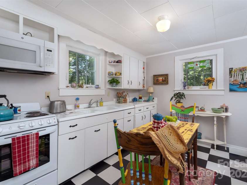 404 Montreat Road, Black Mountain, NC 28711.  MLS# CAR4176607, YatesRealty ID 14352. 