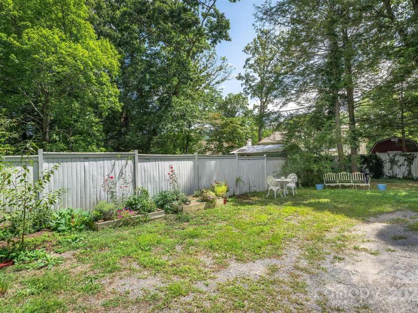 404 Montreat Road, Black Mountain, NC 28711.  MLS# CAR4176607, YatesRealty ID 14352. 