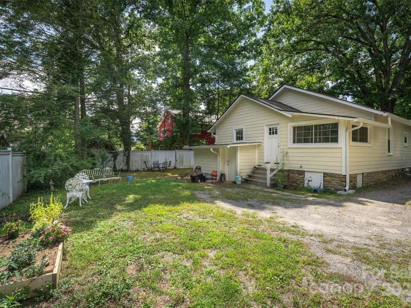 404 Montreat Road, Black Mountain, NC 28711.  MLS# CAR4176607, YatesRealty ID 14352. 