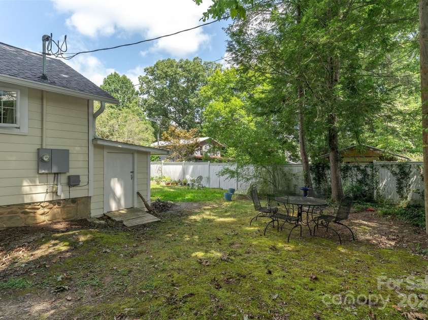 404 Montreat Road, Black Mountain, NC 28711.  MLS# CAR4176607, YatesRealty ID 14352. 