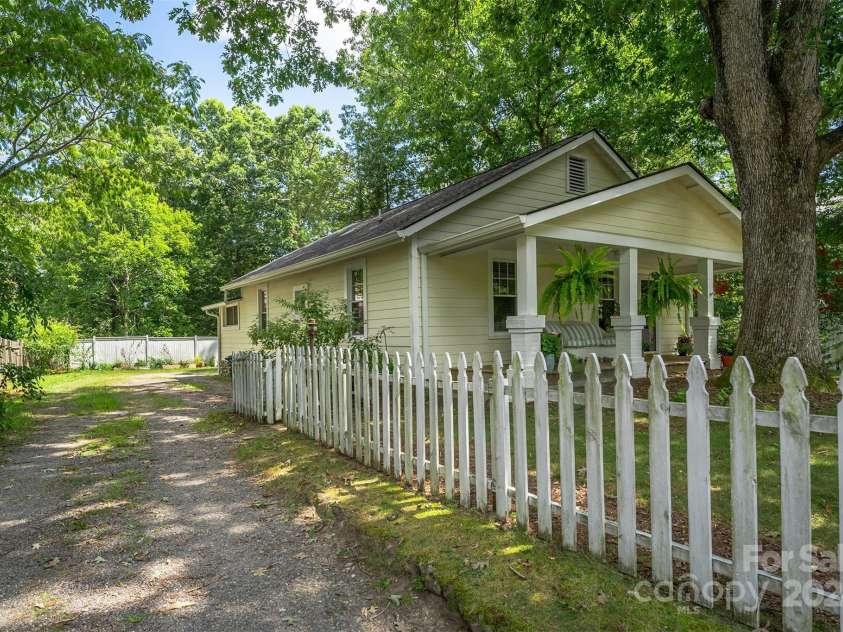 404 Montreat Road, Black Mountain, NC 28711.  MLS# CAR4176607, YatesRealty ID 14352. 