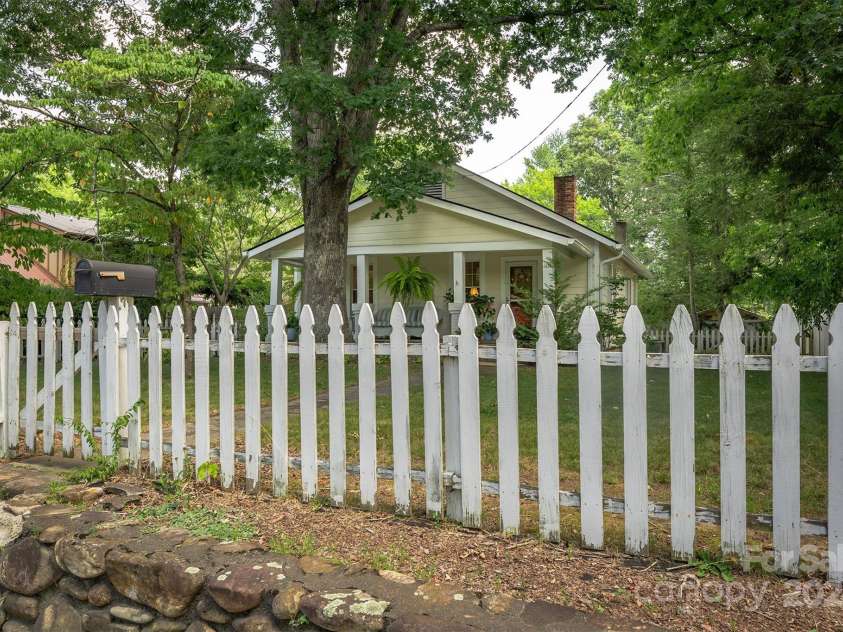 404 Montreat Road, Black Mountain, NC 28711.  MLS# CAR4176607, YatesRealty ID 14352. 