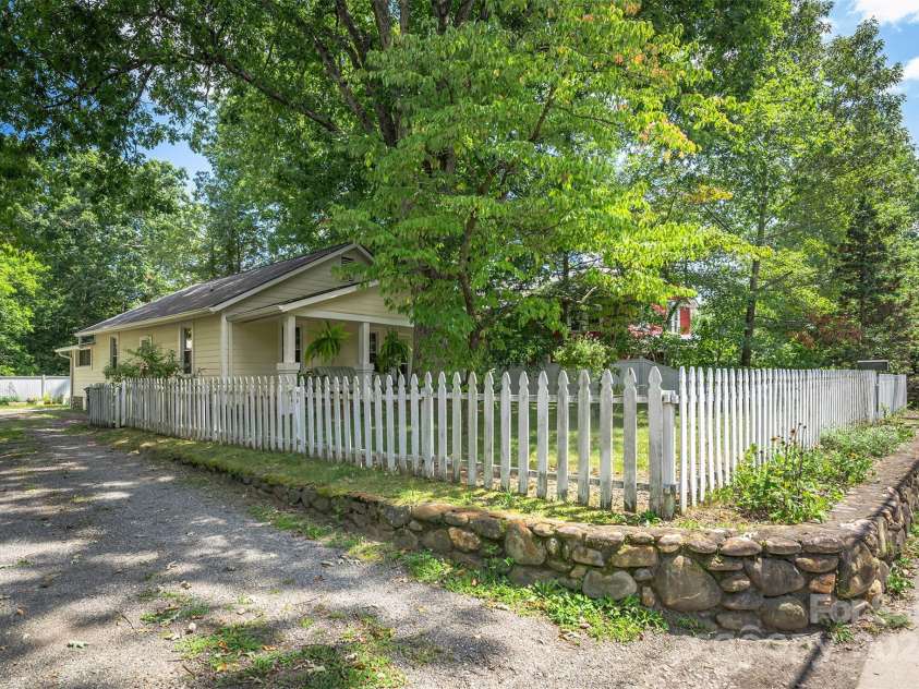 404 Montreat Road, Black Mountain, NC 28711.  MLS# CAR4176607, YatesRealty ID 14352. 