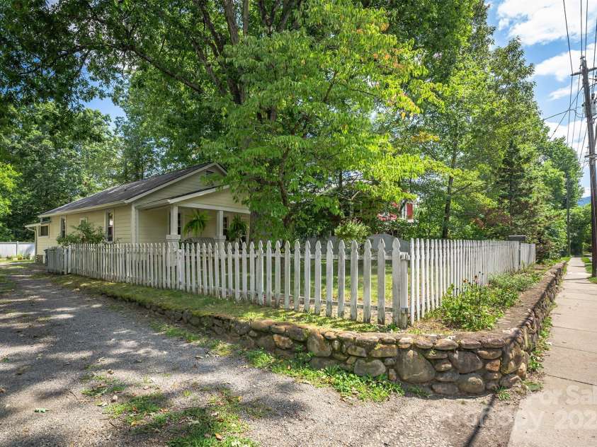 404 Montreat Road, Black Mountain, NC 28711.  MLS# CAR4176607, YatesRealty ID 14352. 