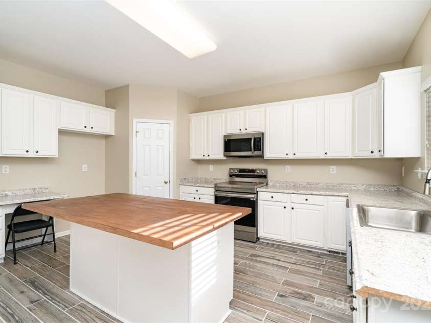 2514 Waters Vista Circle, Charlotte, NC 28213.  MLS# CAR4240411, YatesRealty ID 14353. 