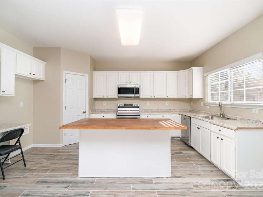 2514 Waters Vista Circle, Charlotte, NC 28213.  MLS# CAR4240411, YatesRealty ID 14353. 