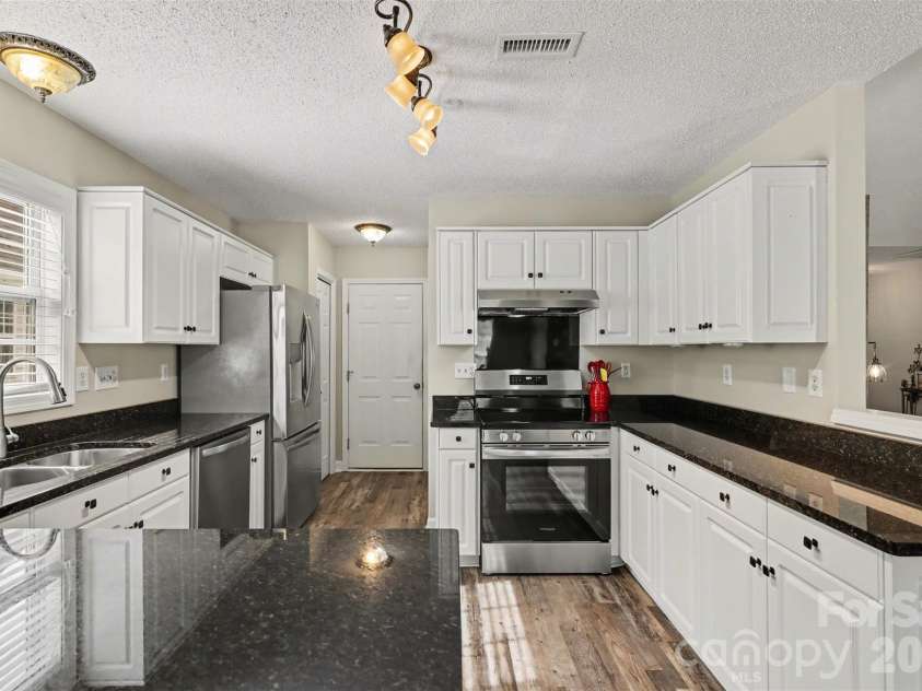 4404 Stonefield Drive, Charlotte, NC 28269.  MLS# CAR4364887, YatesRealty ID 14354. Spacious Kitchen