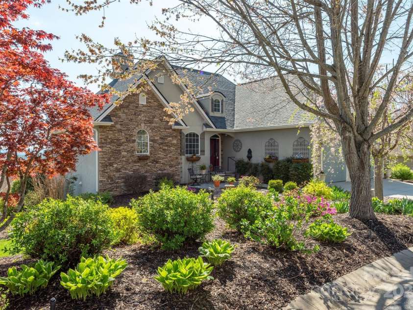 59 Carriage Highlands Court, Hendersonville, NC 28791.  MLS# CAR4243182, YatesRealty ID 14360. 59 Carriage Highlands Court, Located in Carriage Park ,approximately 10 minutes to downtown Hendersonville