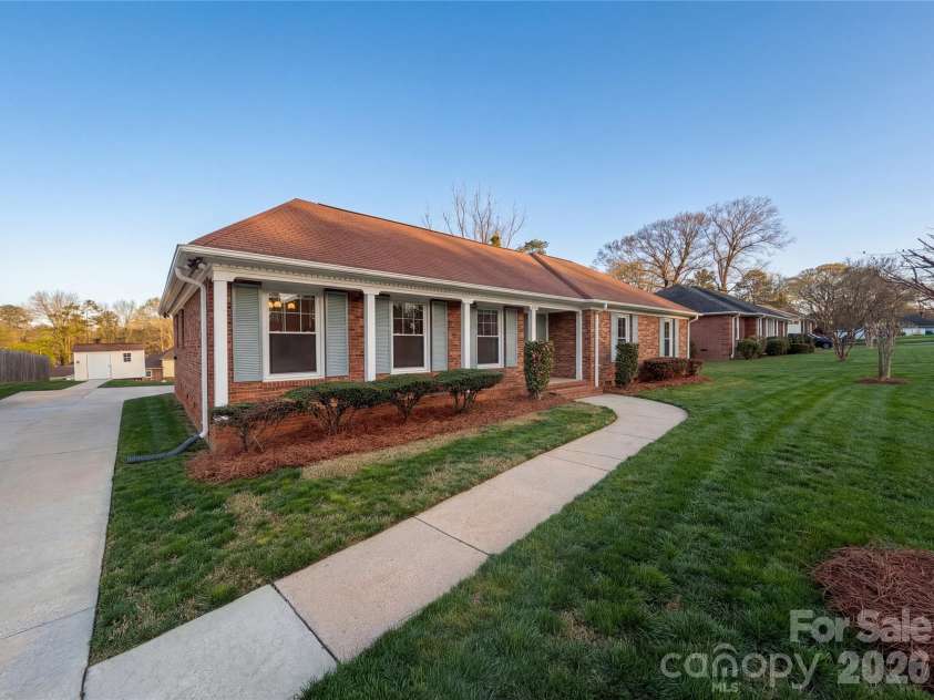 6214 Ashcrest Drive, Charlotte, NC 28217.  MLS# CAR4358391, YatesRealty ID 14363. 