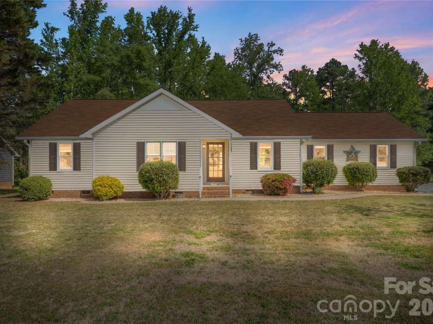 7408 Veranda Drive, Waxhaw, NC 28173.  MLS# CAR4366001, YatesRealty ID 14364. 