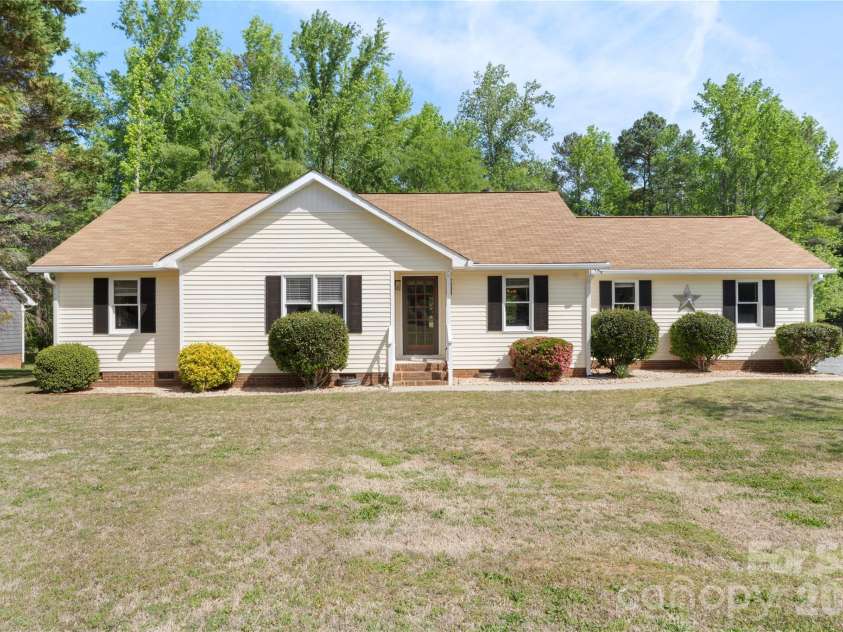 7408 Veranda Drive, Waxhaw, NC 28173.  MLS# CAR4366001, YatesRealty ID 14364. 