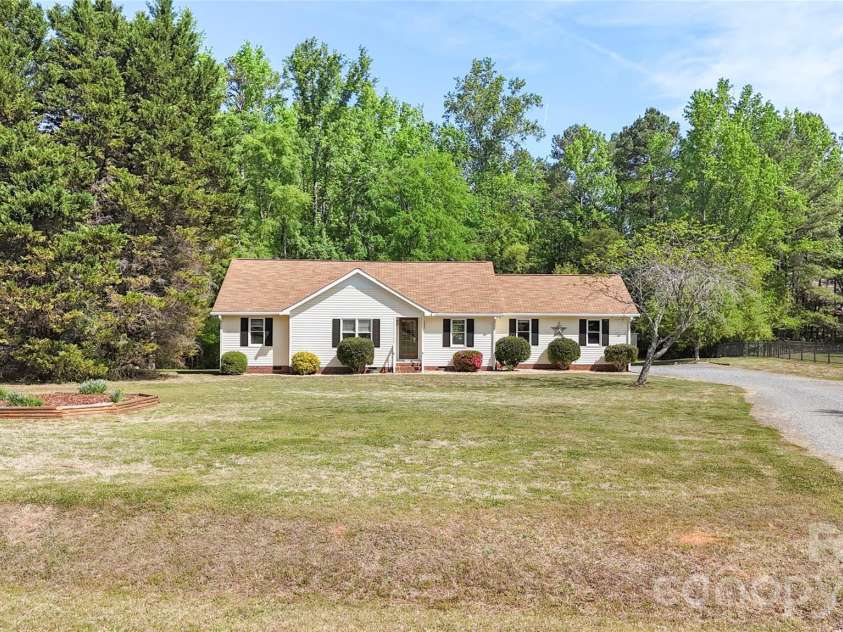 7408 Veranda Drive, Waxhaw, NC 28173.  MLS# CAR4366001, YatesRealty ID 14364. 