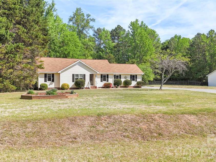 7408 Veranda Drive, Waxhaw, NC 28173.  MLS# CAR4366001, YatesRealty ID 14364. 