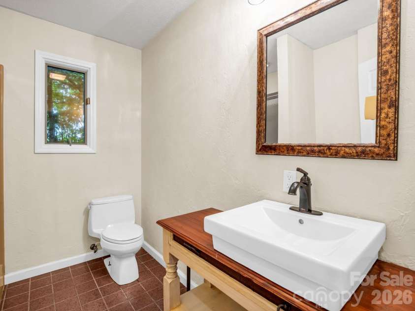 10 Chestnut Ridge Road, Mills River, NC 28759.  MLS# CAR4412466, YatesRealty ID 14367. Upper level guest FULL bath