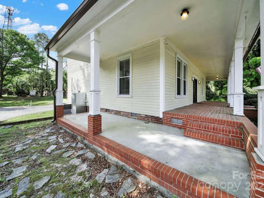 407 Chesterfield Avenue, Lancaster, SC 29720.  MLS# CAR4243139, YatesRealty ID 14369. 