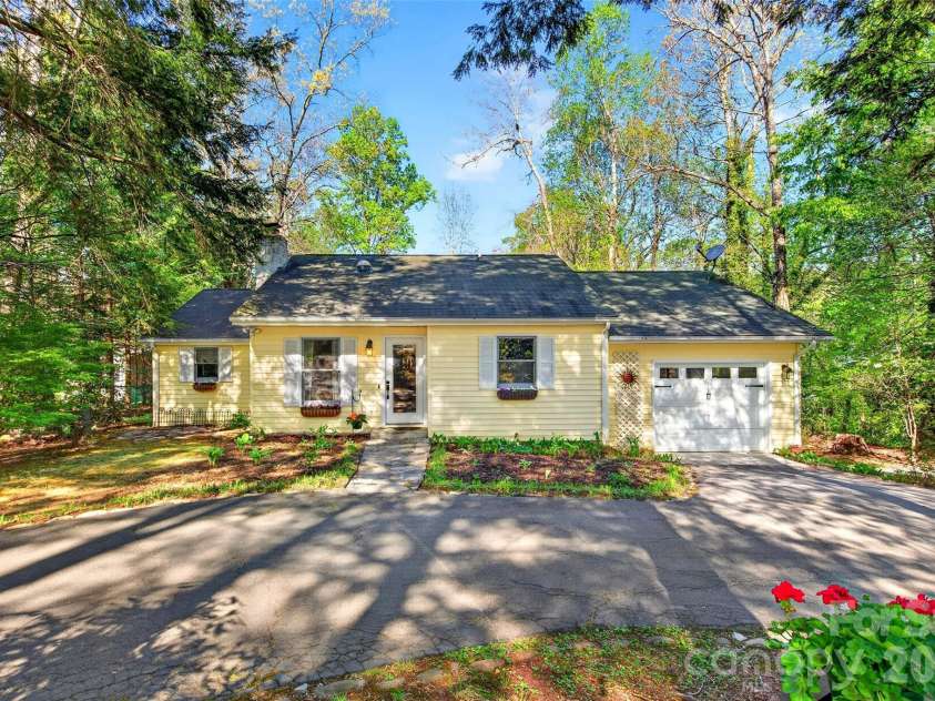 715 Laurel Avenue, Black Mountain, NC 28711.  MLS# CAR4368698, YatesRealty ID 14369. 