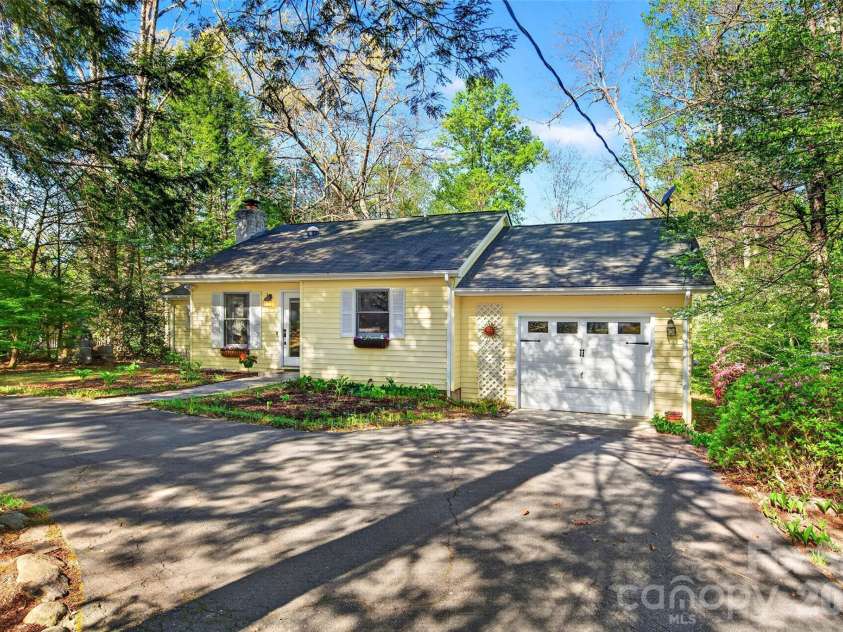 715 Laurel Avenue, Black Mountain, NC 28711.  MLS# CAR4368698, YatesRealty ID 14369. 