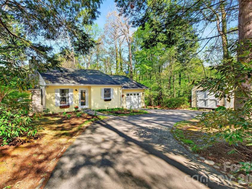 715 Laurel Avenue, Black Mountain, NC 28711.  MLS# CAR4368698, YatesRealty ID 14369. 