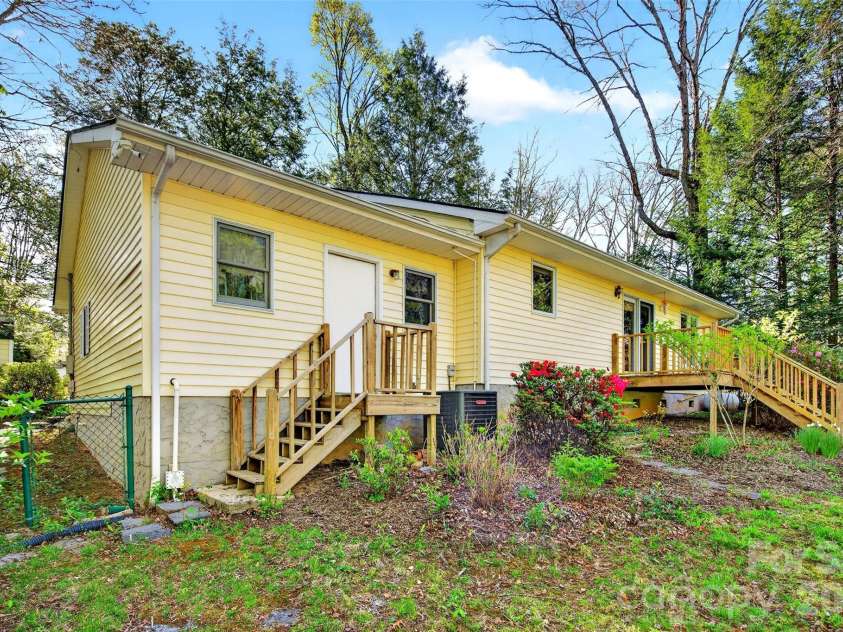 715 Laurel Avenue, Black Mountain, NC 28711.  MLS# CAR4368698, YatesRealty ID 14369. 