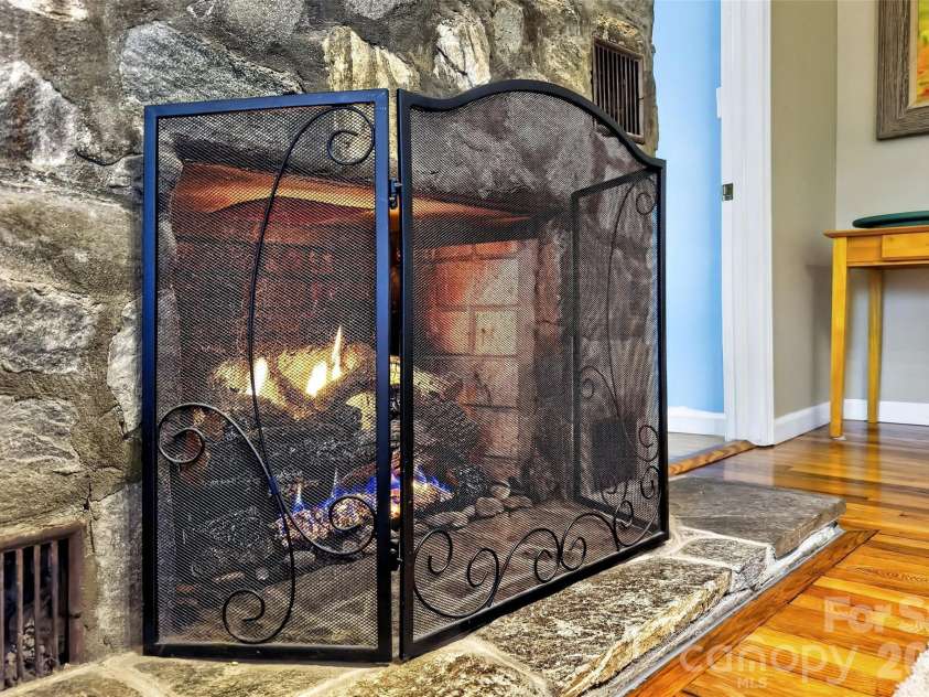 715 Laurel Avenue, Black Mountain, NC 28711.  MLS# CAR4368698, YatesRealty ID 14369. 
