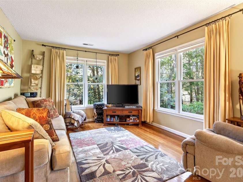 715 Laurel Avenue, Black Mountain, NC 28711.  MLS# CAR4368698, YatesRealty ID 14369. 