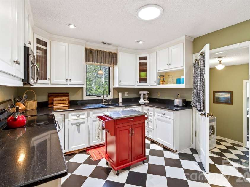 715 Laurel Avenue, Black Mountain, NC 28711.  MLS# CAR4368698, YatesRealty ID 14369. 