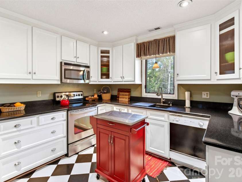 715 Laurel Avenue, Black Mountain, NC 28711.  MLS# CAR4368698, YatesRealty ID 14369. 