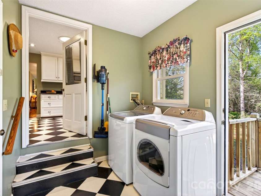715 Laurel Avenue, Black Mountain, NC 28711.  MLS# CAR4368698, YatesRealty ID 14369. 