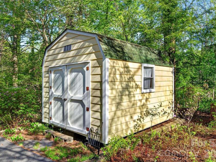715 Laurel Avenue, Black Mountain, NC 28711.  MLS# CAR4368698, YatesRealty ID 14369. 