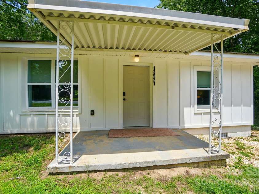 13821 David Street, Huntersville, NC 28078.  MLS# CAR4261504, YatesRealty ID 14371. Entry