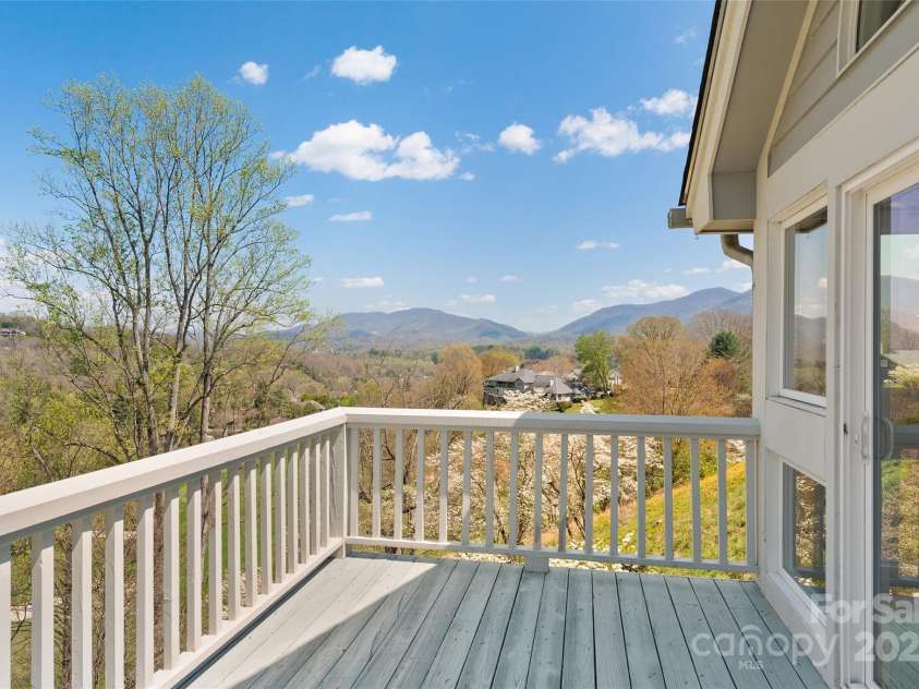 135 Oakcrest Lane, Waynesville, NC 28786.  MLS# CAR4235080, YatesRealty ID 14372. 