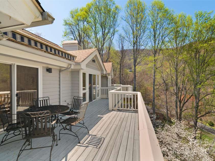 135 Oakcrest Lane, Waynesville, NC 28786.  MLS# CAR4235080, YatesRealty ID 14372. 