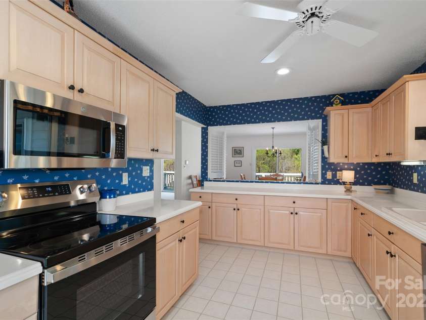 135 Oakcrest Lane, Waynesville, NC 28786.  MLS# CAR4235080, YatesRealty ID 14372. 