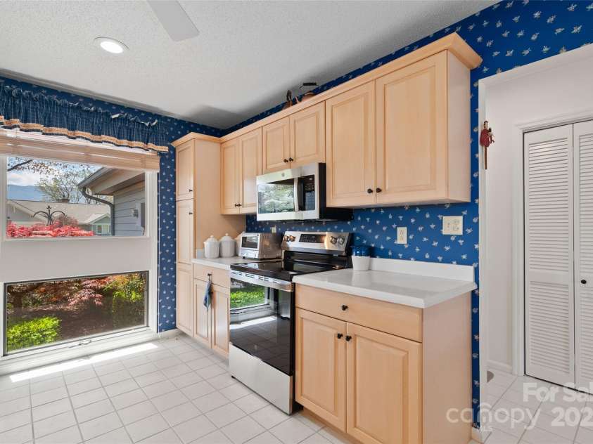 135 Oakcrest Lane, Waynesville, NC 28786.  MLS# CAR4235080, YatesRealty ID 14372. 