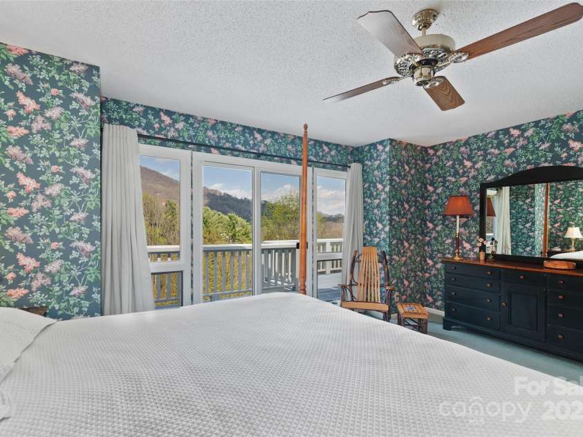 135 Oakcrest Lane, Waynesville, NC 28786.  MLS# CAR4235080, YatesRealty ID 14372. 