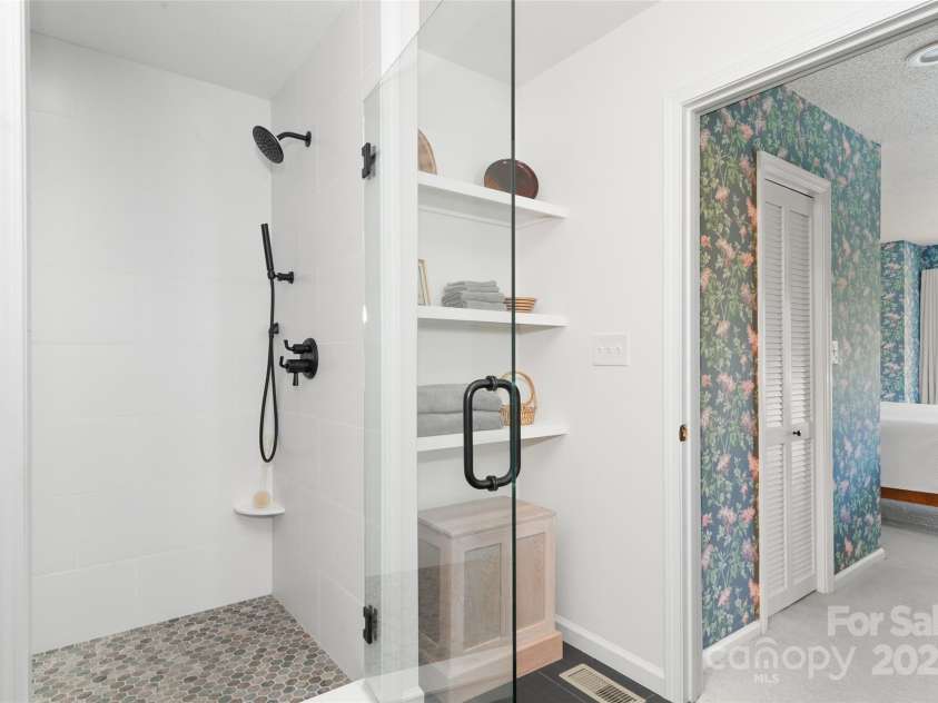 135 Oakcrest Lane, Waynesville, NC 28786.  MLS# CAR4235080, YatesRealty ID 14372. 