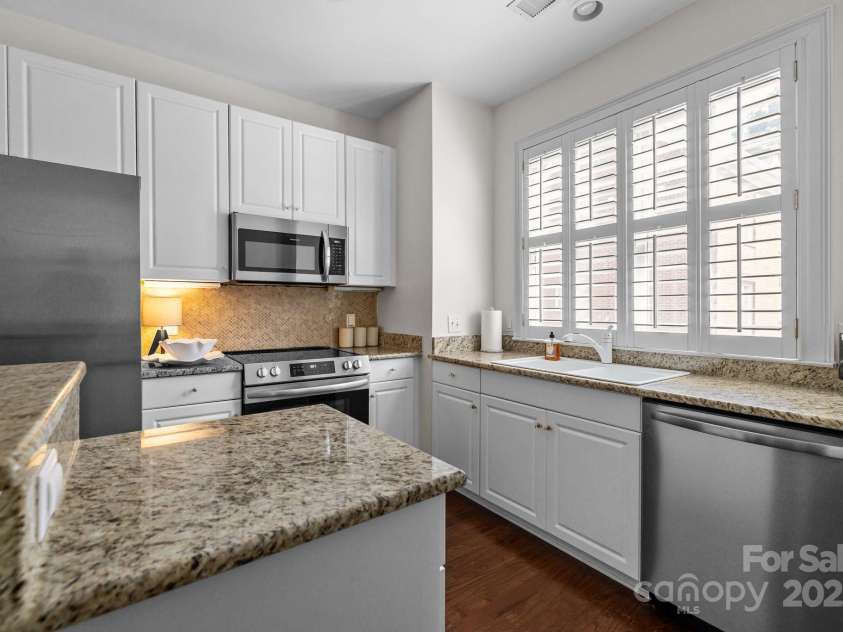 4941 Hill View Drive, Charlotte, NC 28210.  MLS# CAR4252580, YatesRealty ID 14374. 