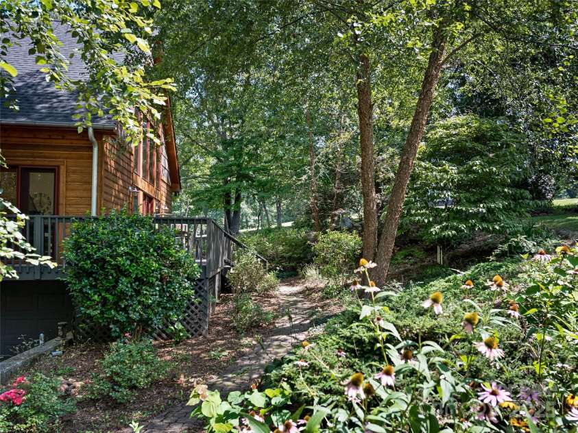 34 Ivy Lane, Fletcher, NC 28732.  MLS# CAR4242162, YatesRealty ID 14376. 