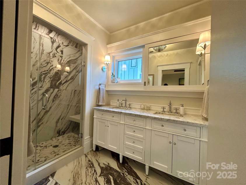 1000 Margaret Brown Street, Charlotte, NC 28202.  MLS# CAR4244039, YatesRealty ID 14379. 