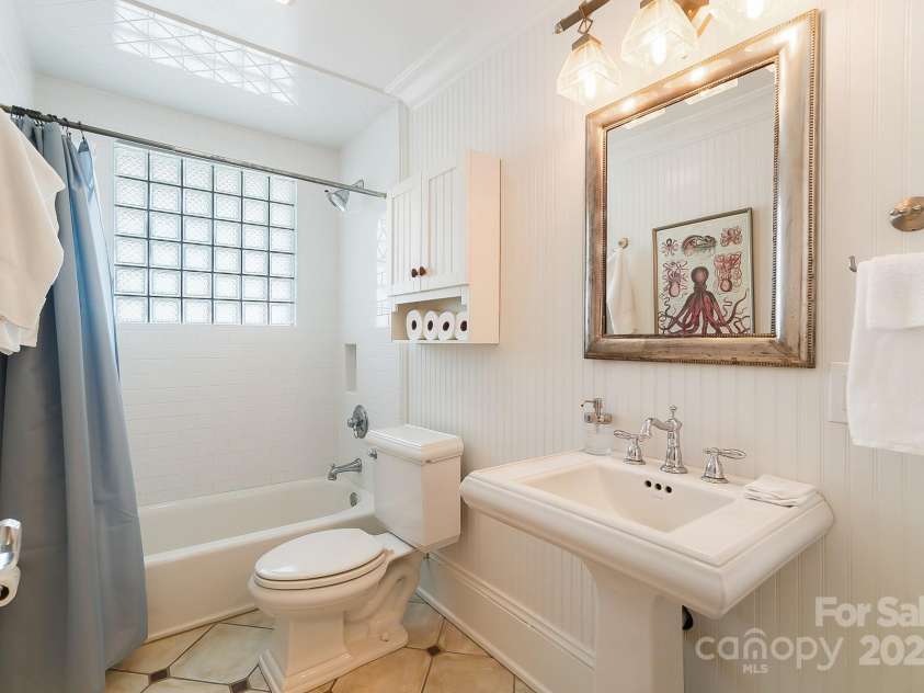 241 Kingston Avenue, Charlotte, NC 28203.  MLS# CAR4131547, YatesRealty ID 1438. 