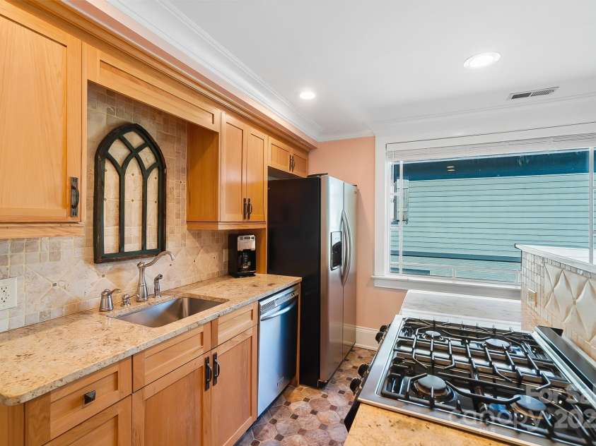 241 Kingston Avenue, Charlotte, NC 28203.  MLS# CAR4131547, YatesRealty ID 1438. 