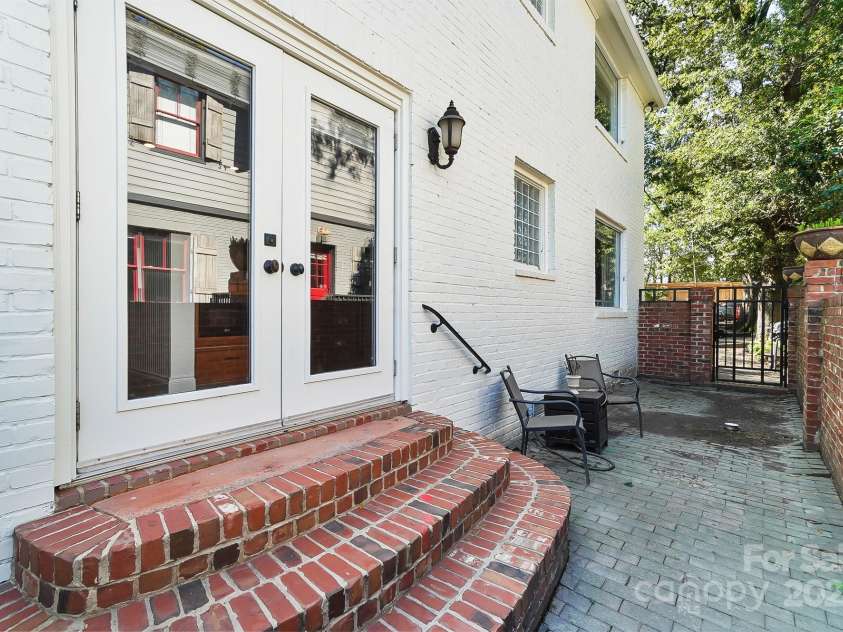 241 Kingston Avenue, Charlotte, NC 28203.  MLS# CAR4131547, YatesRealty ID 1438. 