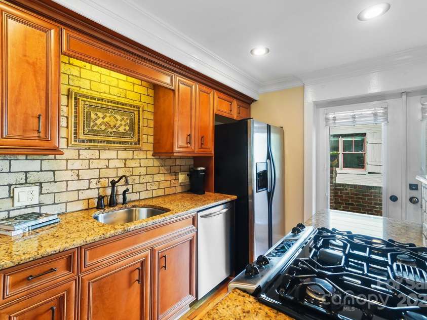 241 Kingston Avenue, Charlotte, NC 28203.  MLS# CAR4131547, YatesRealty ID 1438. 