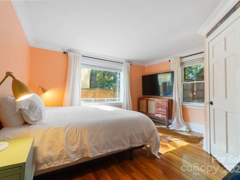 241 Kingston Avenue, Charlotte, NC 28203.  MLS# CAR4131547, YatesRealty ID 1438. 