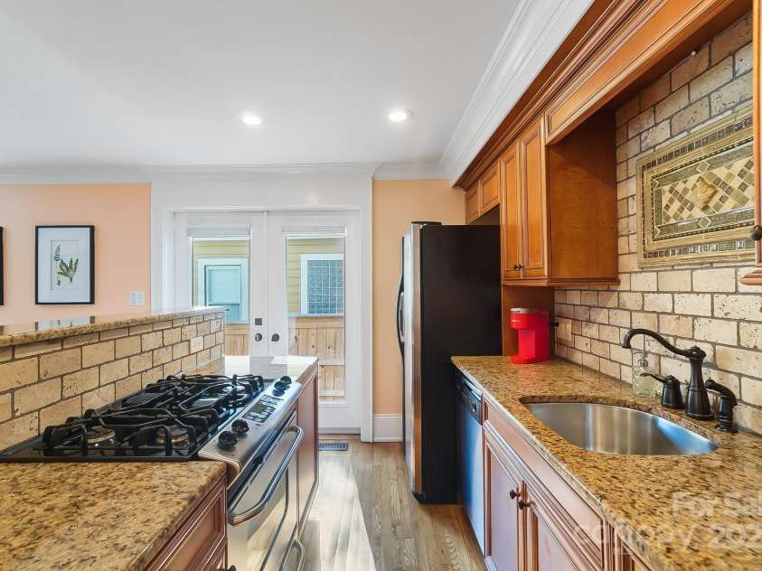 241 Kingston Avenue, Charlotte, NC 28203.  MLS# CAR4131547, YatesRealty ID 1438. 